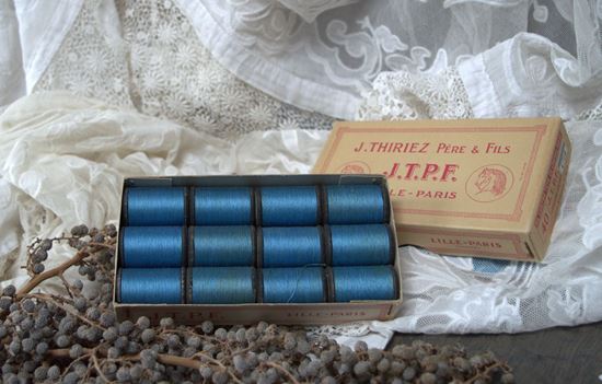 vintage J.T.P.F verpakking met blauwe ongebruikte klossen garen