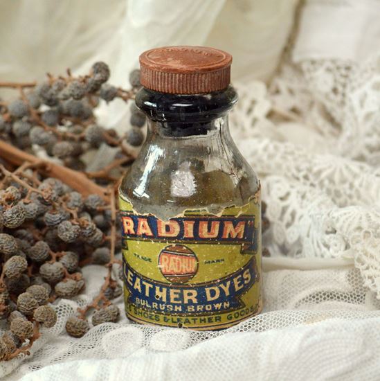 Picture of VINTAGE BOTTLE OF LEATHER DYE  