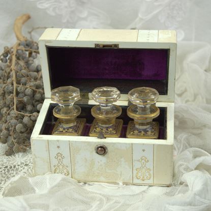 antiek kistje met drie parfumflesjes