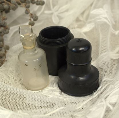 antiek medisch flesje in ebbenhouten reispotje