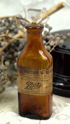 oud bruin glazen flesje van Boots