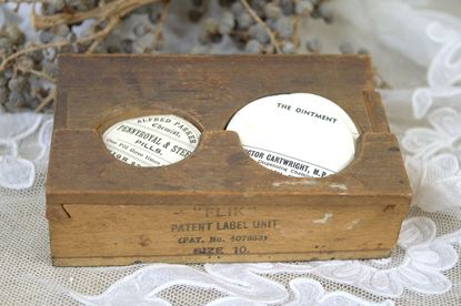 antiek houten etiket dispencer
