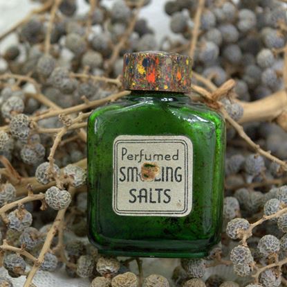 vintage groen glazen flesje geurzout