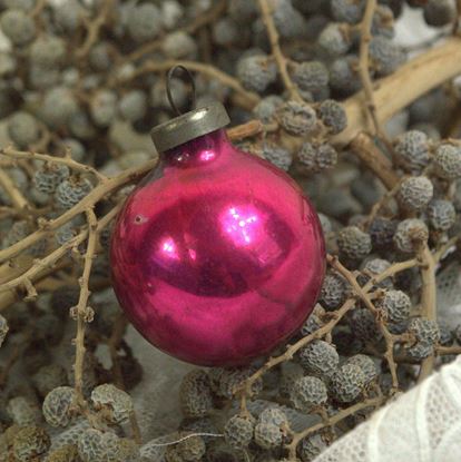 vintage fuchia kleurig kerstballetje