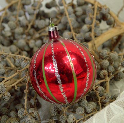 vintage rood met zilver en groen gestreepte kerstbal