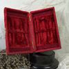 sleets antiek rood fluwelen doos