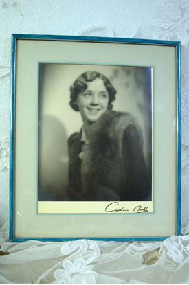 vintage foto in lijst van dame met handtekening
