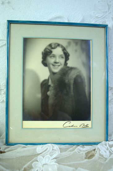 vintage foto in lijst van dame met handtekening