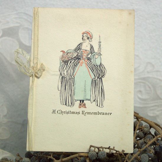 Vintage kerstkaart met dame met mandje kadootjes