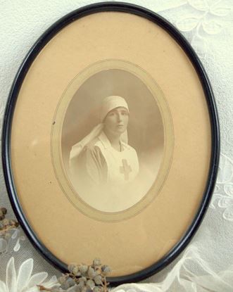 vintage foto van verpleegster in ovale zwarte lijst